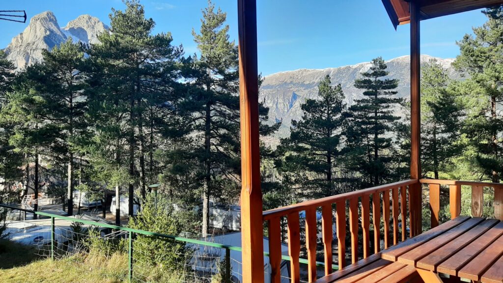 Terrassa del bungalou gran amb vistes al Pedraforca