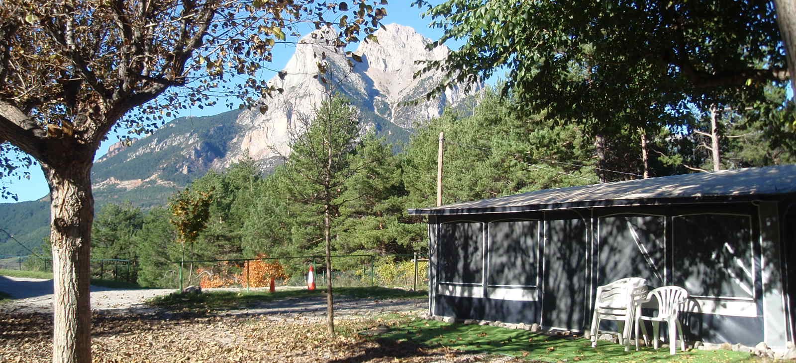 Benvinguts al Càmping Mirador al Pedraforca. Foto d'una parcel·la amb vistes privilegiades al Pedraforca