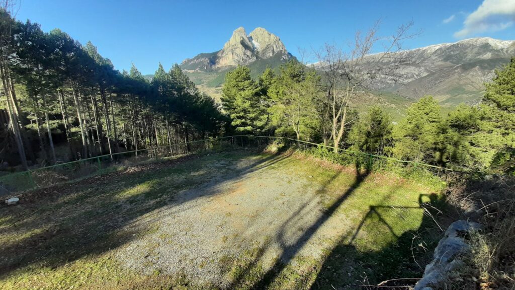 Foto d'una de les parcel·les XL amb vistes espectaculars al Pedraforca