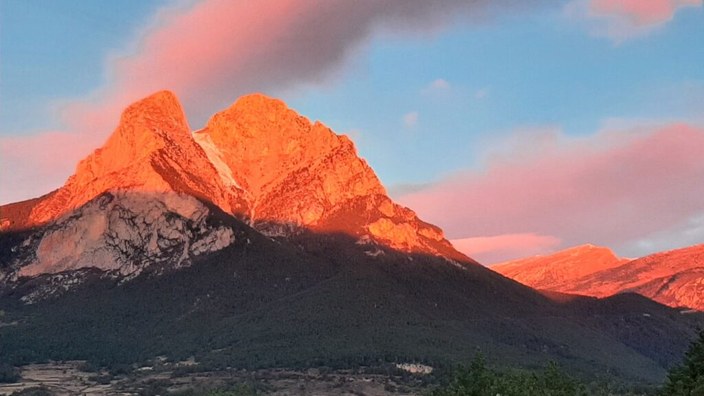 Primera llum del dia il·luminant el Pedraforca des del càmping